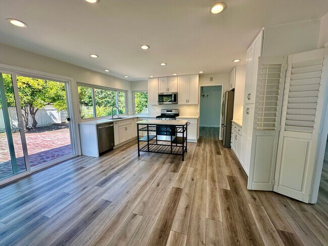 Foto del edificio - Welcome to this beautiful 4 bedroom home in the highly desirable "Port Streets" of Newport Beach