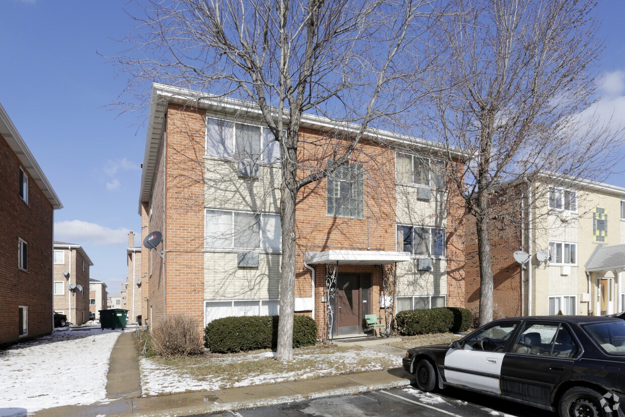 9226 Sally Ln, Schiller Park, IL 60176 Apartments in Schiller Park