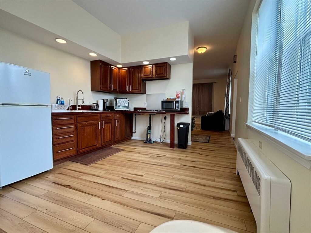 Building Photo - 407 Main St