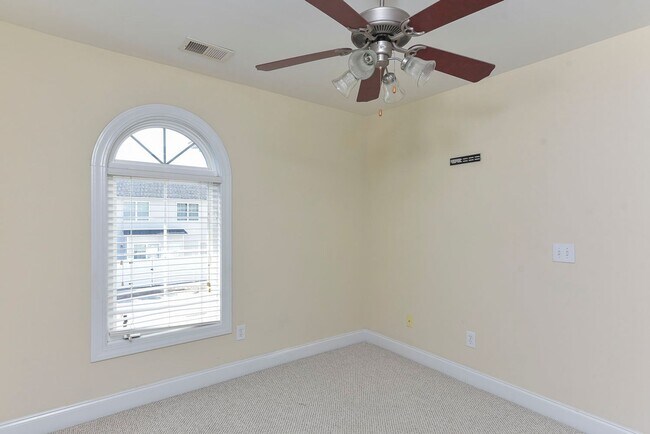 Building Photo - Great 3 bedroom, 2 1/2 bathroom townhouse ...