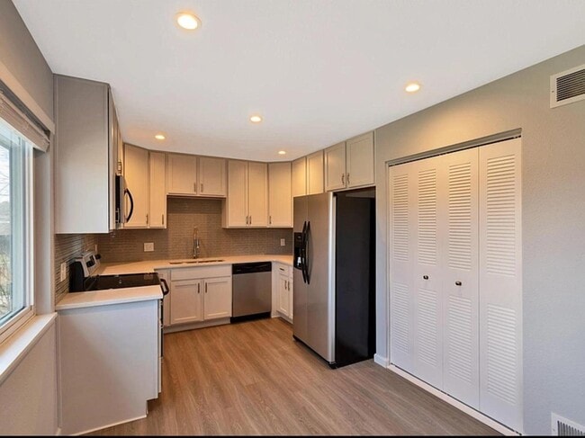 Foto del edificio - 3354 S Flower St