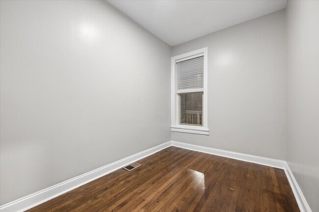 Foto del edificio - 2405 W McLean Ave