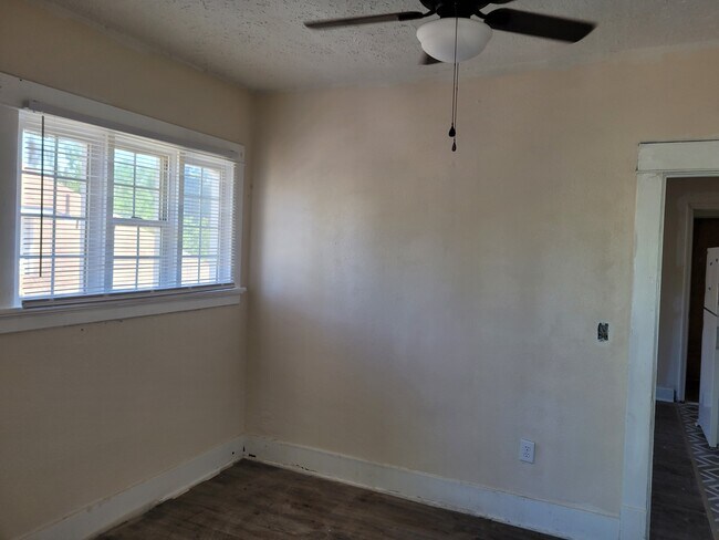 Bedroom - 1119 W Augusta Ave