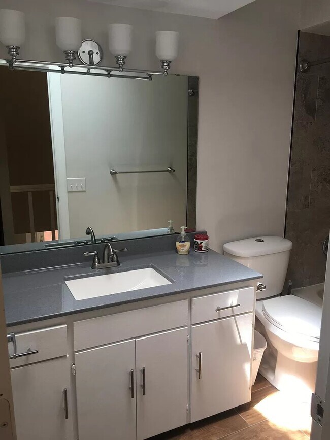 Building Photo - Golfcourse townhome, quality updates