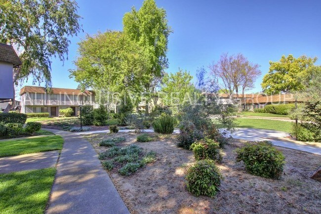 Foto del edificio - Beautiful 2 bedroom Townhome