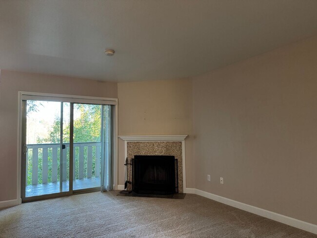 Foto del edificio - Serene Ground-Floor Condo Overlooking Green Space – Parking Included