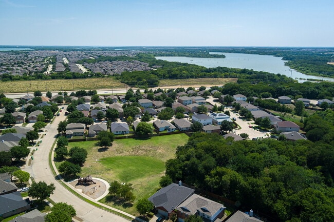 Building Photo - 901 Warbler Ln