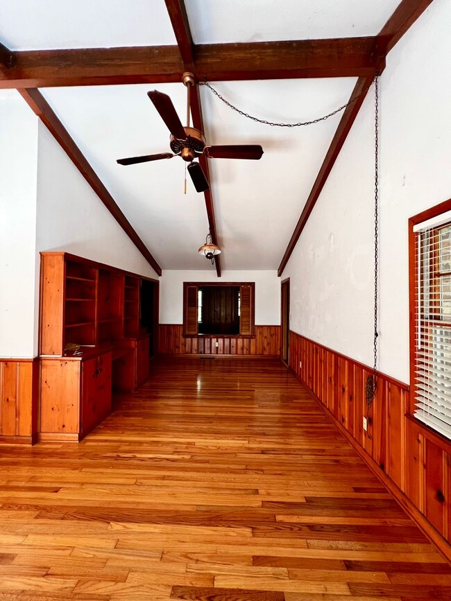 Building Photo - Beautiful 3 BR 2 BA Single-Family Home Wit...