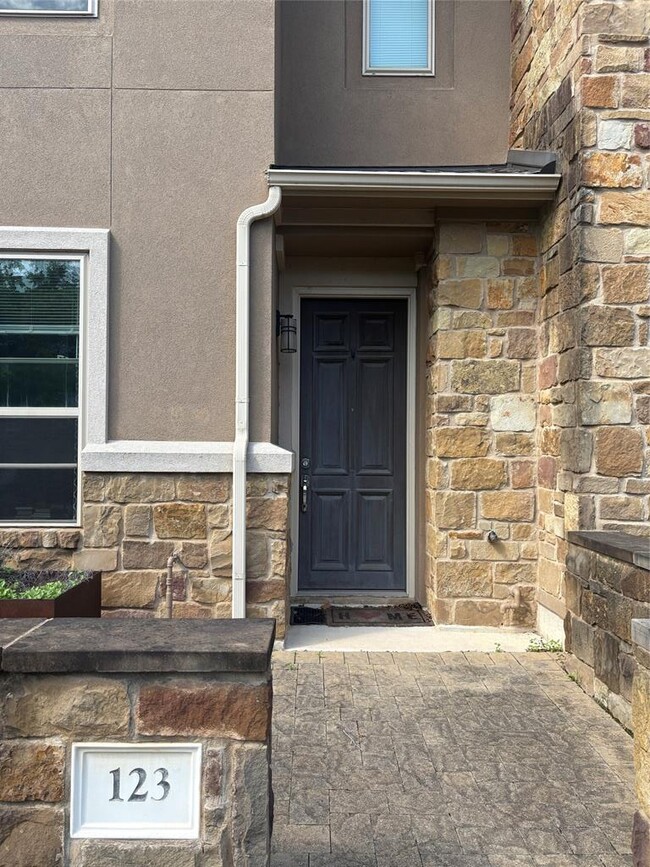 Building Photo - 13800 Lyndhurst St