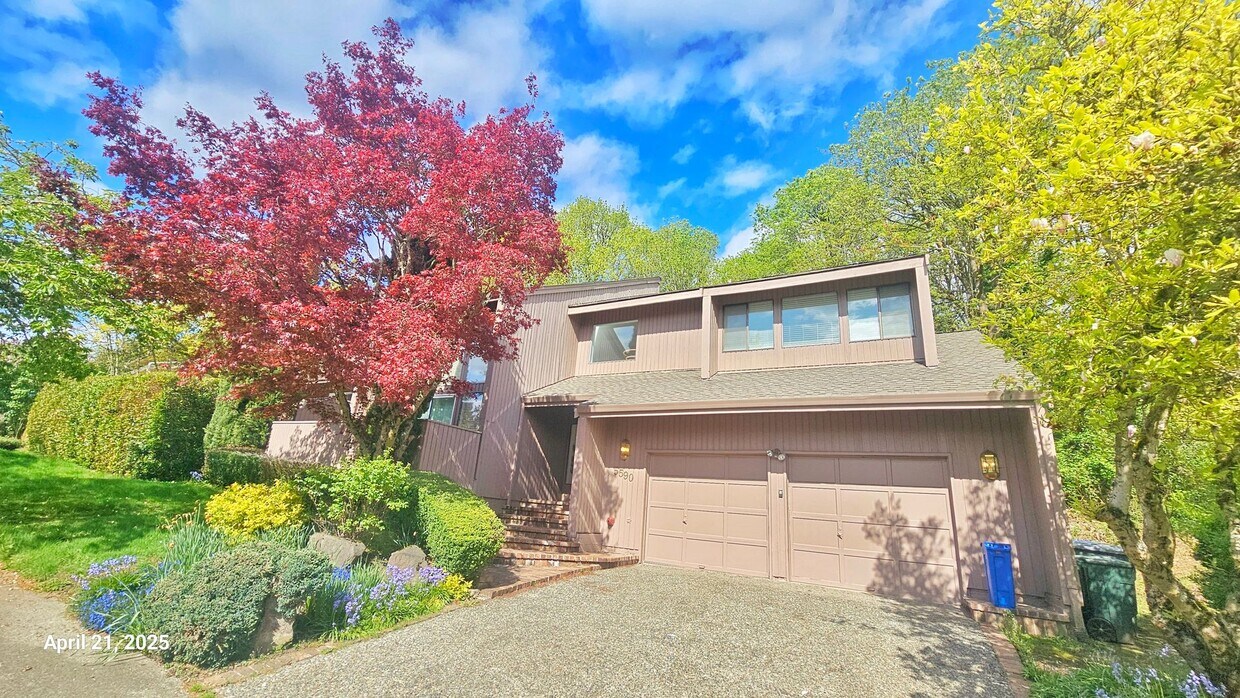 Primary Photo - Beautiful Remodeled 4 Bedroom and 2.5 Bathroom Single Family House - Bellevue
