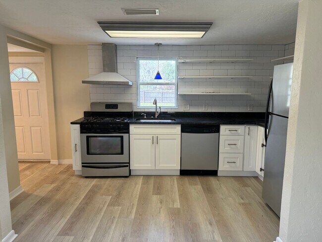 Building Photo - Remodeled 3/2 in the Heart of Gainesville!