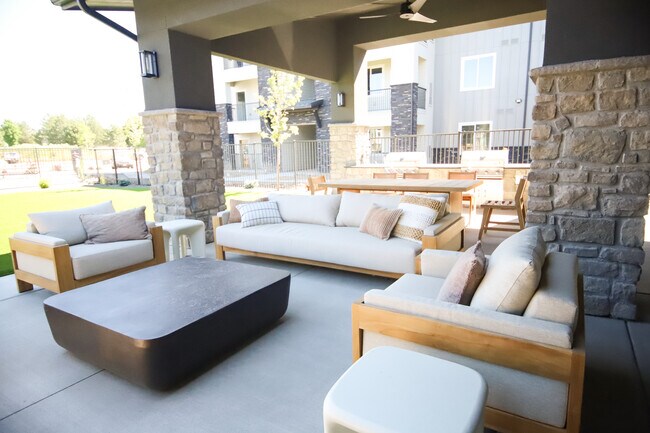 Foto del edificio - Yellowstone Apartments