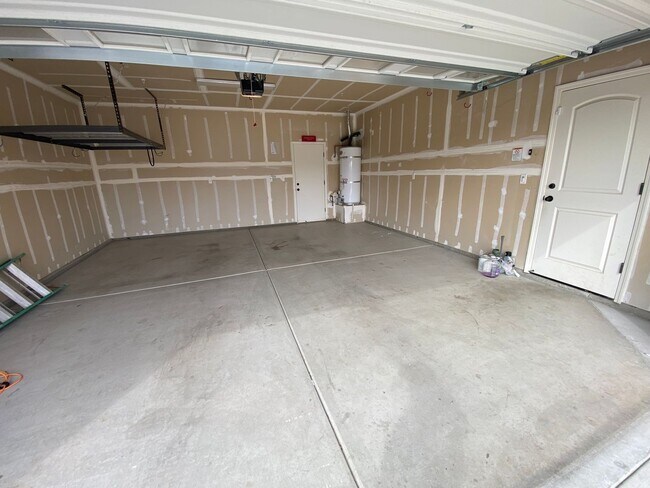 Building Photo - Solar equipped Tulare home Available Now