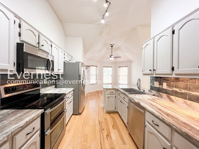 Foto del edificio - 3 Bed/1.5 Bath Home with Fenced Yard & Garage / Vouchers Accepted / Available Now!
