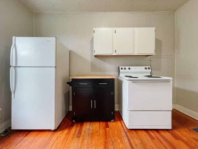 Building Photo - PRELEASING for AUGUST! Close to Campus: In-Unit Washer/Dryer + LOFT