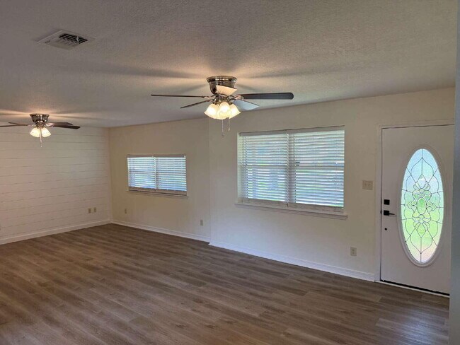 Foto del edificio - 218 Rose Marie Ln SW