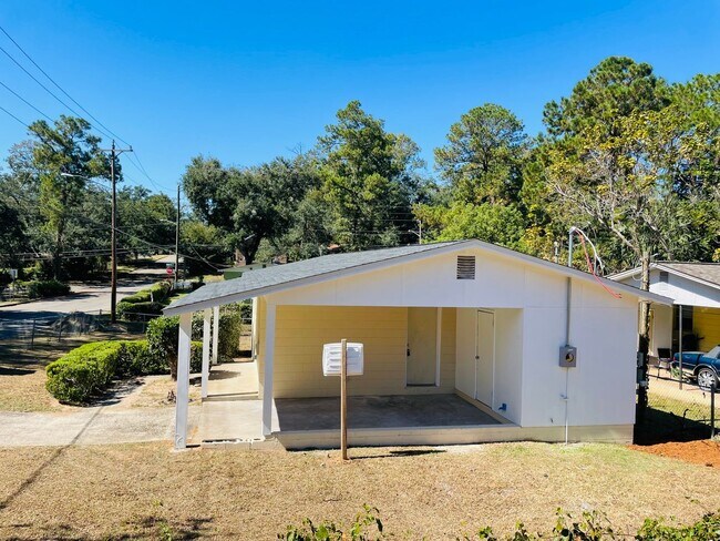 Building Photo - Great home on corner lot