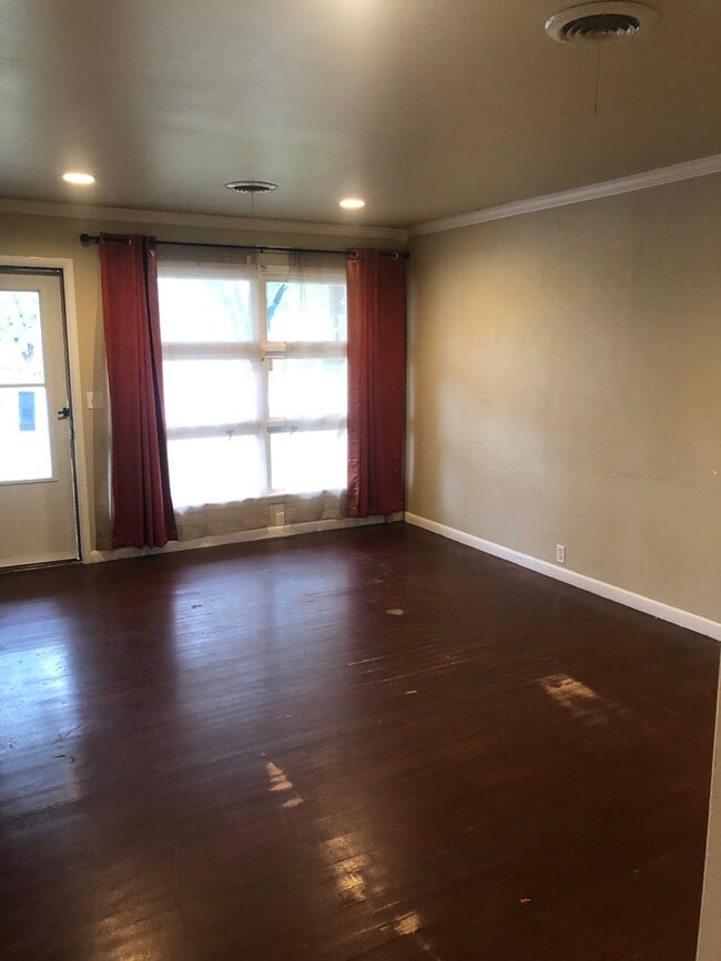 Building Photo - Cute 3Bedroom!!