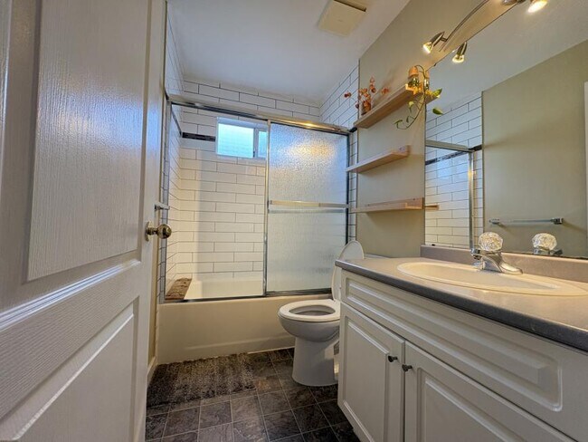 Photo du bâtiment - 3 bedroom in Coquitlam BC V3E 3B2