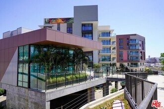 Building Photo - 800 N Front St