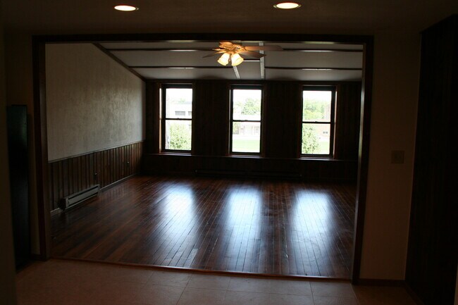 Sala de estar - 112 S Waupansie St