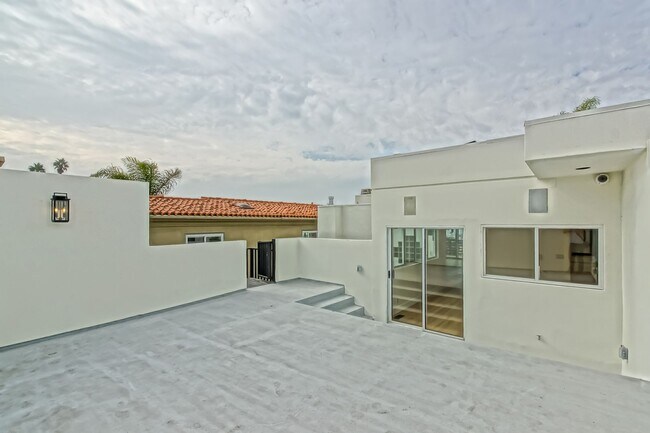 Foto del edificio - Beautifully Remodeled, 4BR4.5BA Hill Section Home w/ Amazing Panoramic Ocean Views, 3 Decks, Atri...
