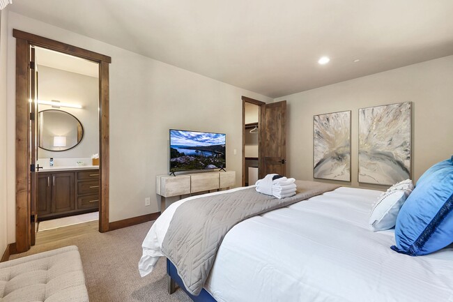 Building Photo - Beautiful new fully furnished Four Bedroom...