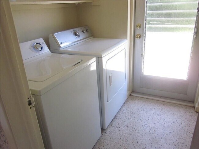 Foto del edificio - 2120 NE 56th St