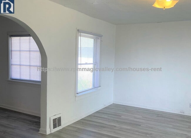 Building Photo - Lovely 3 Bedroom 1 Bath house with Garage ...