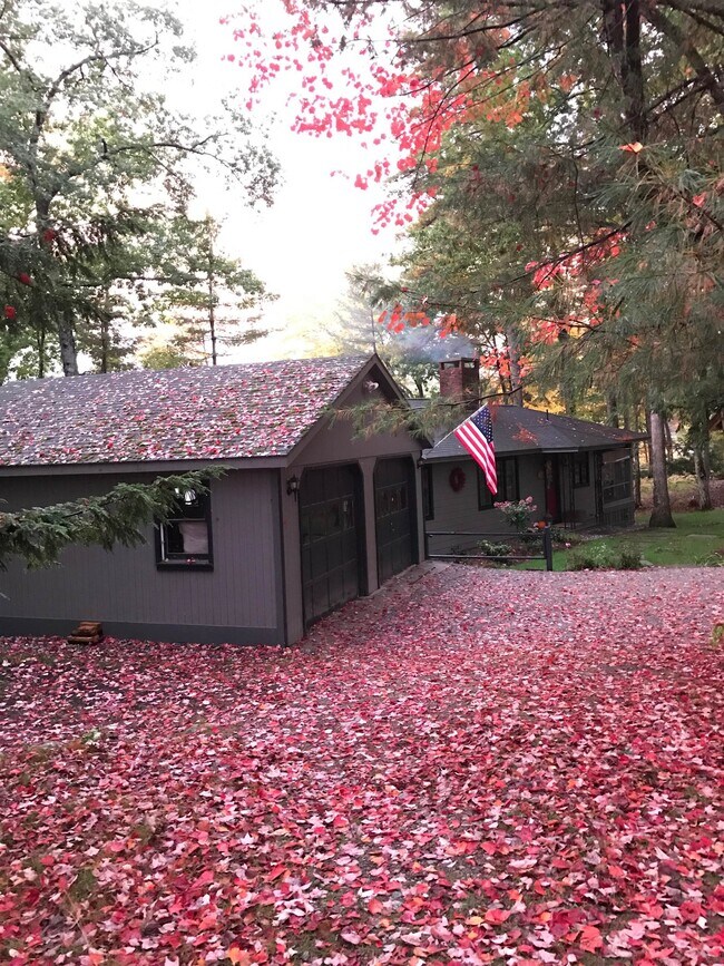 Foto del edificio - 19 Mirror Lake Dr