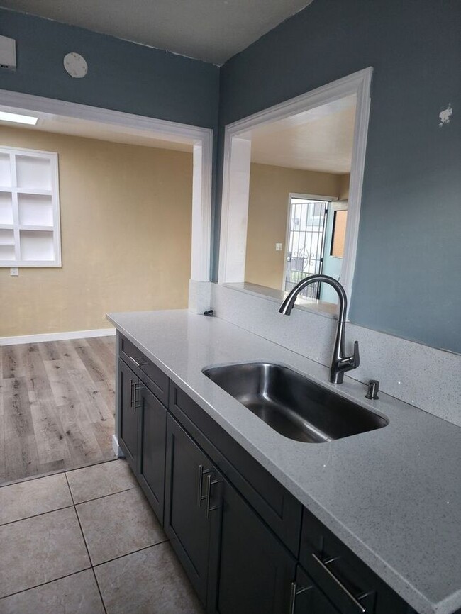 Foto del edificio - Spacious 2BR/1 Bath W/ Pvt Yard, in Pacifi...