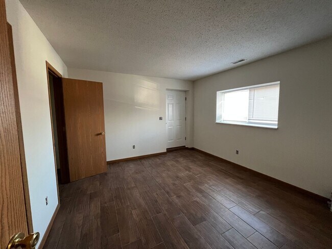Foto del edificio - 4 bed 1.5 bath home close to I-44