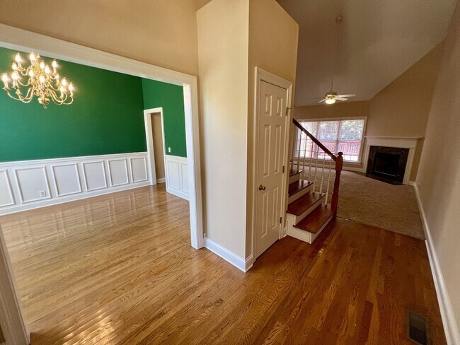 Building Photo - 4BR 2.5BA Executive Townhome Near MTSU, FR...
