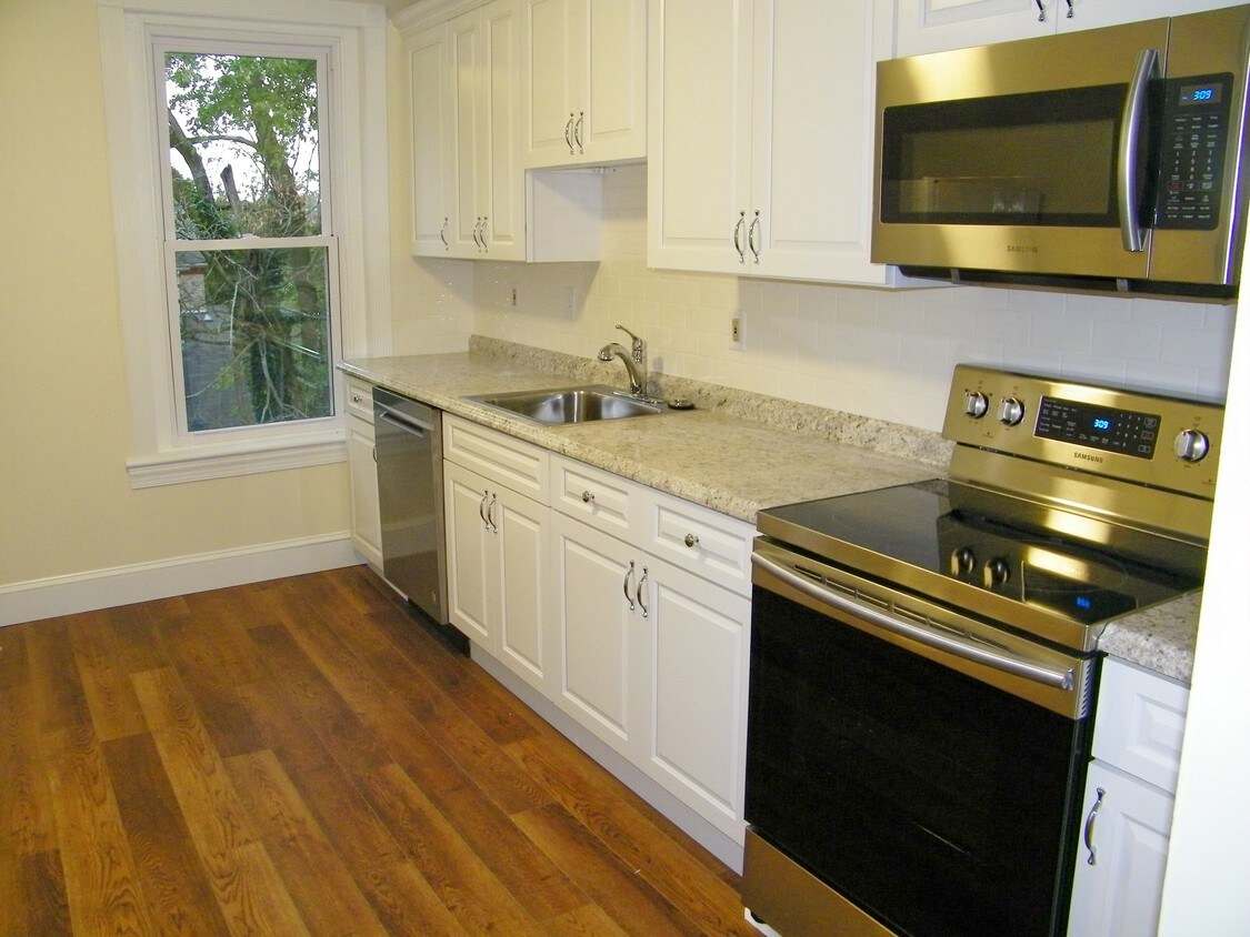 Primary Photo - 150 E Park Ave