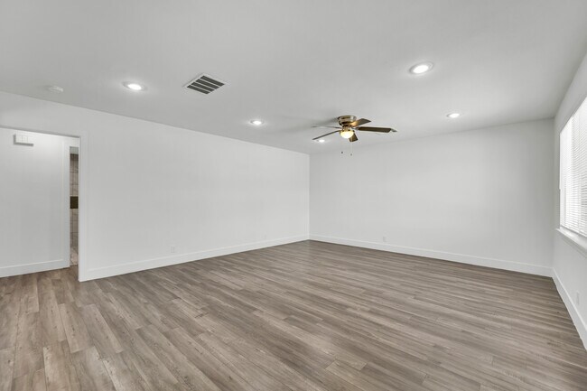 Foto del edificio - 1050 E Hassett Ave