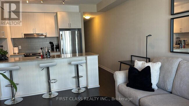 Photo du bâtiment - 2560 Eglinton Ave W