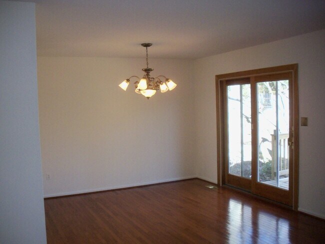 Building Photo - Fantastic Renovated split level in Fairfax