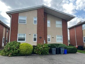 Building Photo - 43 Sintsink Dr W