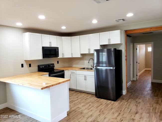 Building Photo - 8702 E Mariposa Dr