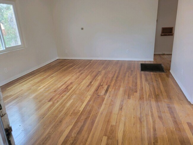 Building Photo - Anderson Duplex