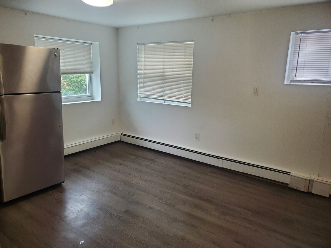 Bright 2 bedroom apartment Townhome Rentals in Queens NY
