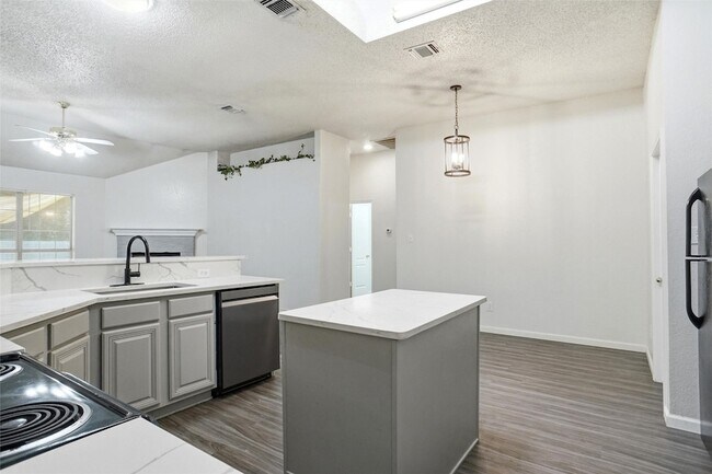 Building Photo - 7103 Greenspoint Dr