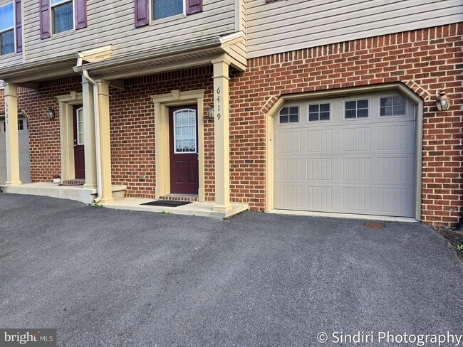 Building Photo - 6419 Creekbend Dr