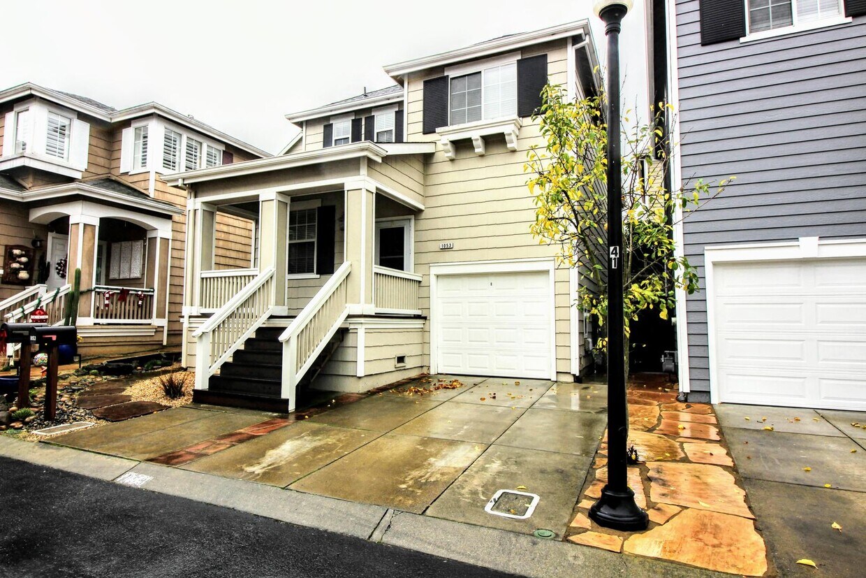 Foto principal - 2 Bedroom 2.5 Bath Home in Petaluma