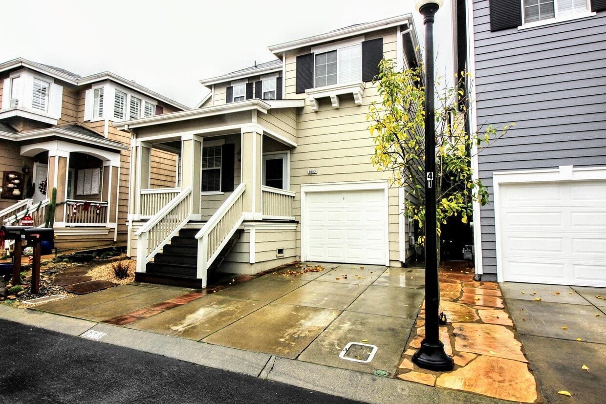 Primary Photo - 2 Bedroom 2.5 Bath Home in Petaluma