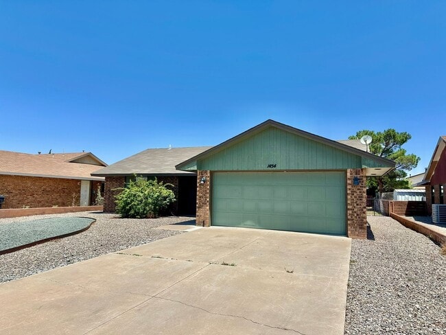 Building Photo - 3 Bdrm/2 Bath Home w/Refrigerated Air Clos...