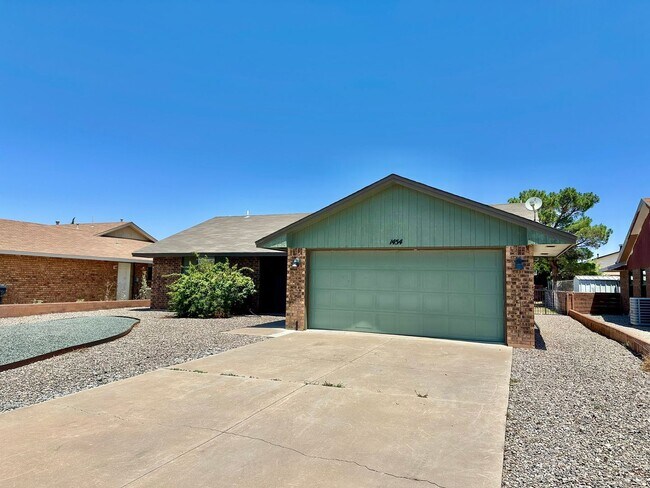 Foto del edificio - 3 Bdrm/2 Bath Home w/Refrigerated Air Clos...