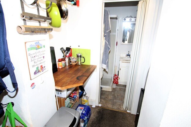 Foto del edificio - Private bedroom Building is located in a great area in fishtown