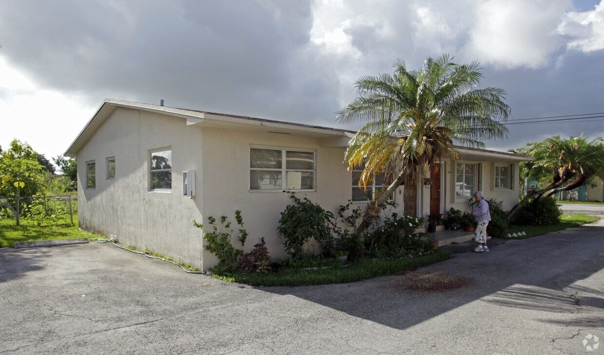 Primary Photo - 7021-7035 SW 23rd St
