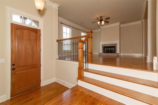 Building Photo - 875 Mountain View Terrace NW